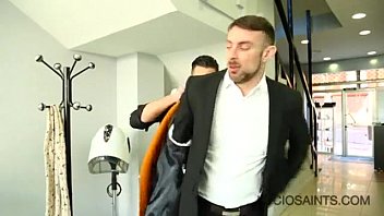  Hairdresser has sex with his clients at gayforit