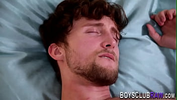  Horny hunks threeway fucking bareback