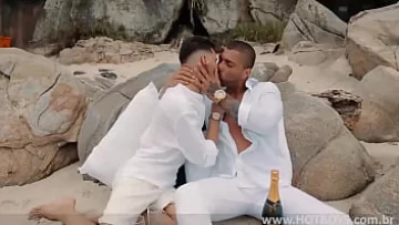 Amateur Gay Fuck on the Beach – Bareback Cumshot