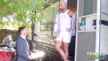  Redneck DILF Drew Sebastian Barebacks Beau Butler in Outdoor Encounter
